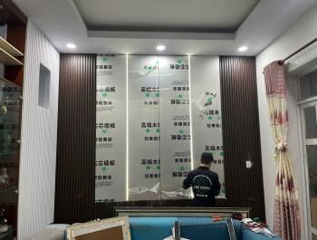Trang trí phòng khách bằng tấm ốp than tre