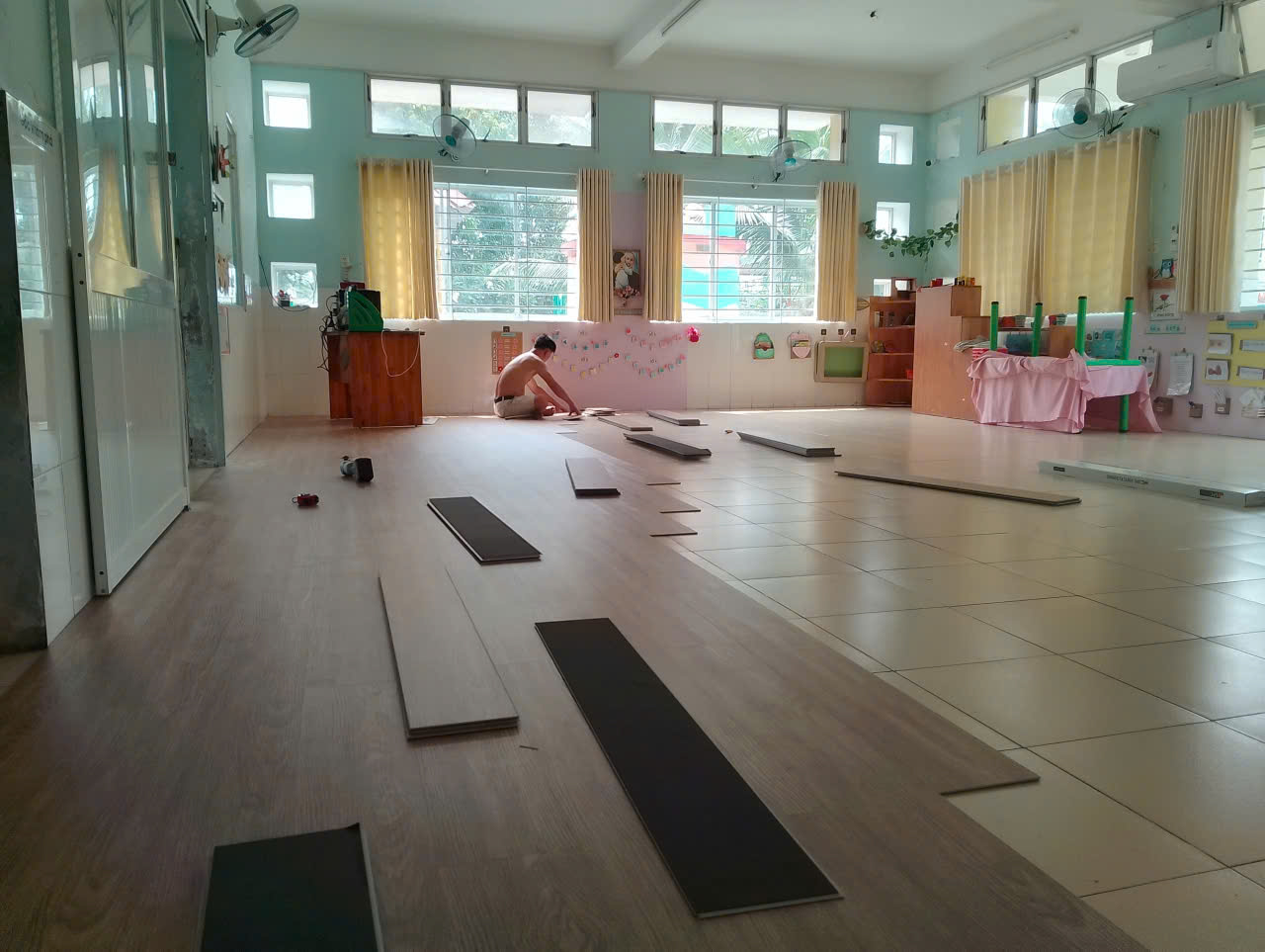 Thi công sàn nhựa hèm khóa tại dĩ an bình dương