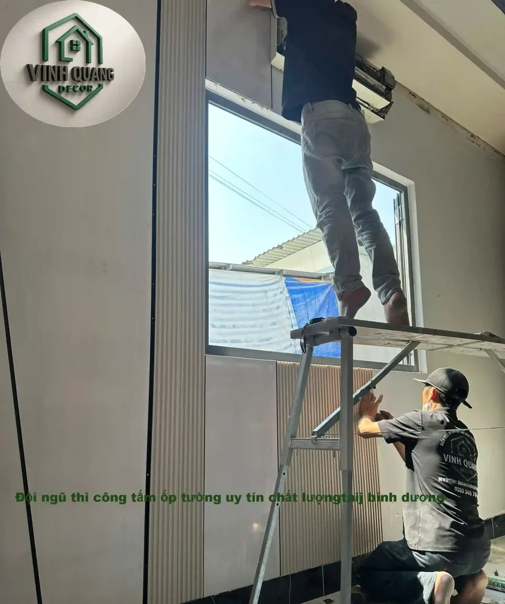 Đội ngũ Vinh Quang Decor đang thi công tấm ốp tường 