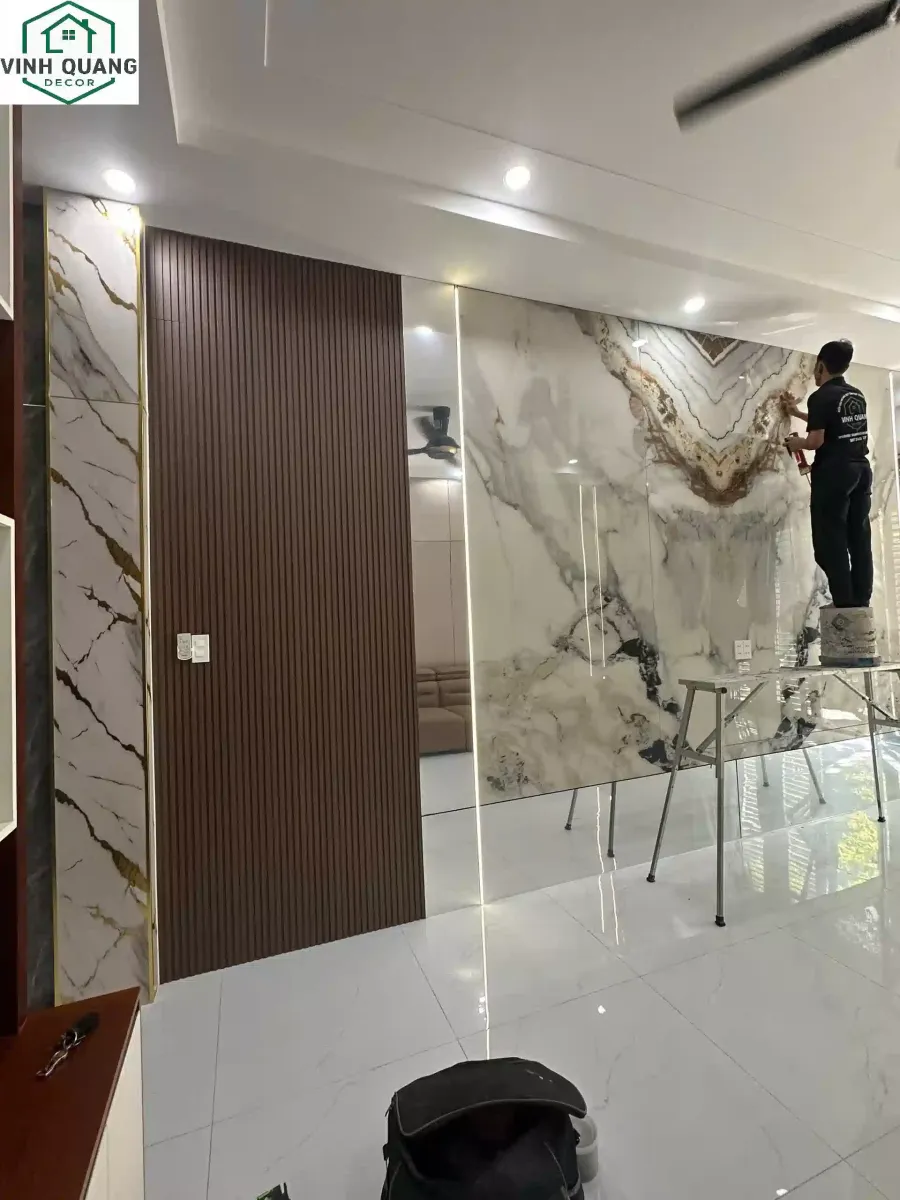 Thợ Decor Vinh Quang đang thi công tấm ốp than tre tại Thủ Dầu Một Bình Dương