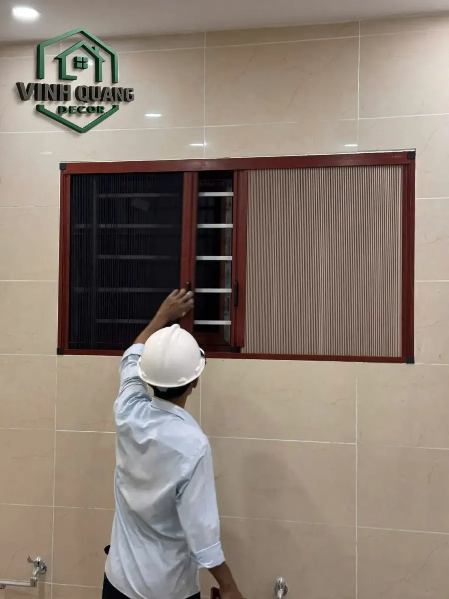 Thợ lắp đặt rèm tổ ong tại dĩ an