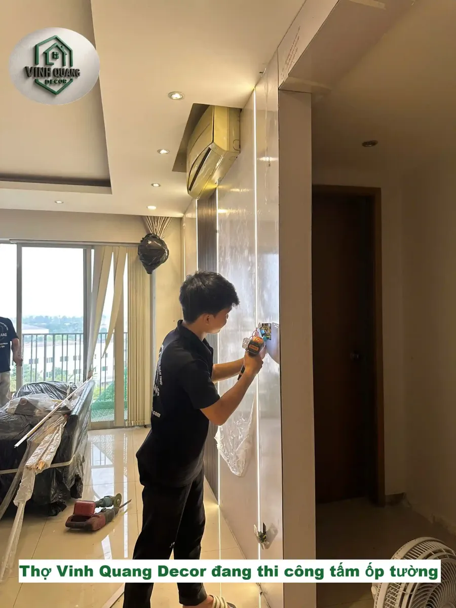 Thợ thi công tấm nhựa chuyên nghiệp tại Bình Dương - Vinh Quang Decor