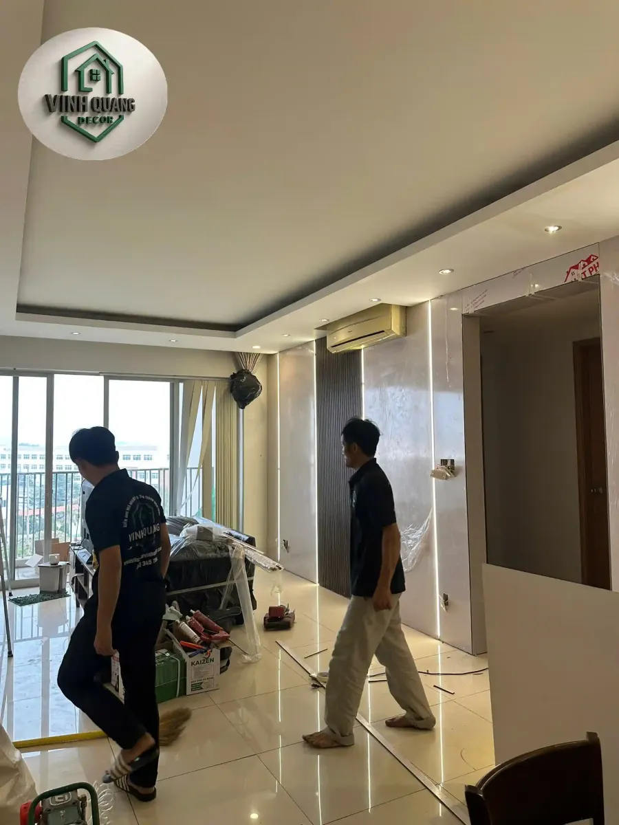 Thợ thi công tấm ốp than tre chuyên nghiệp