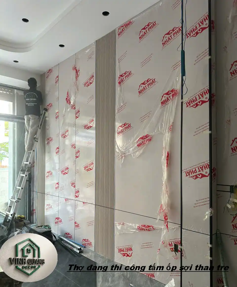 Thợ đang thi công tấm ốp tường than tre