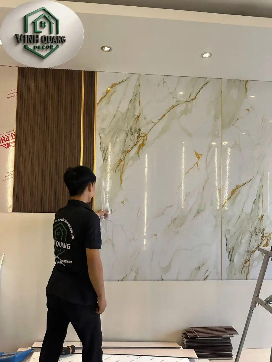 Thợ thi công vách tivi than tre hiện đại